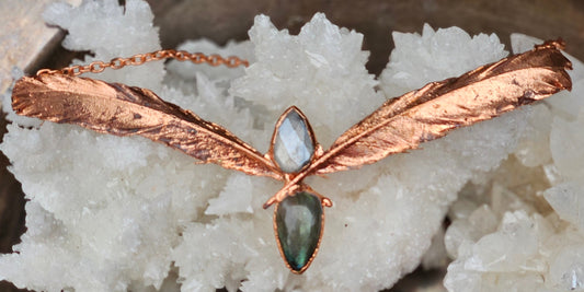 Handmade Crow Feather, Labradorite, and Gray Sapphire Necklace Captured in Copper – A Talisman for Intuition, Protection, and Wisdom